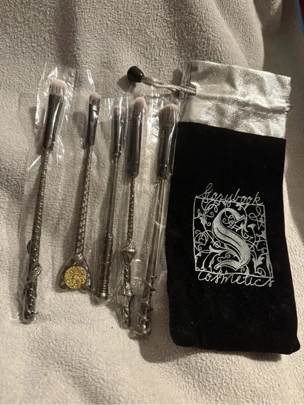 Storybook Cosmetics Silver Decorative Makeup Brush Set with Pouch